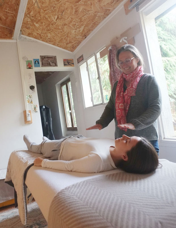 scène de séance de soins énergétique